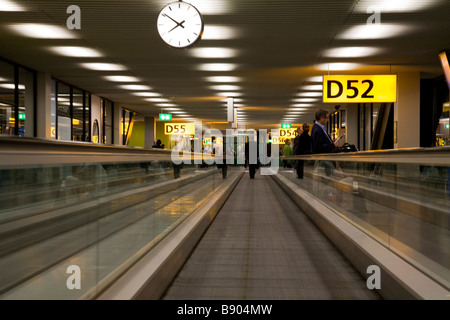 Aeroporto passerella tra i cancelli di partenza all'interno dell'edificio del terminal. Foto Stock