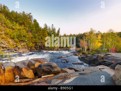 Onaping fiume vicino a Sudbury, Ontario, reso famoso da A.A. Jackson Foto Stock