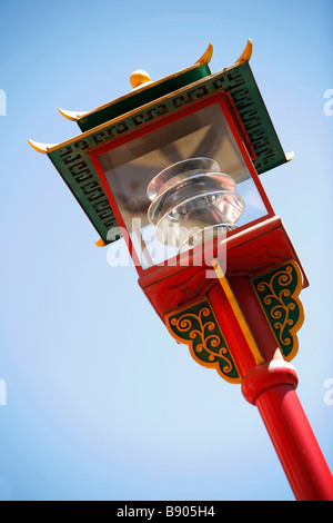 Uno stile cinese lampione sulla strada Fisgard in Victoria's Chinatown in British Columbia, Canada. Foto Stock