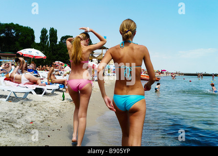 Giovani donne di andare a fare una passeggiata lungo la riva del mare sulla spiaggia di Acadia Odessa Ucraina Foto Stock