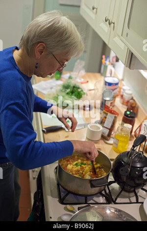 Susan Newell 60 cuochi nella sua cucina Foto Stock