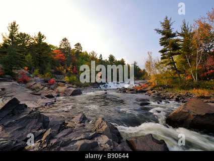 Onaping fiume vicino a Sudbury, Ontario, reso famoso da A.A. Jackson Foto Stock