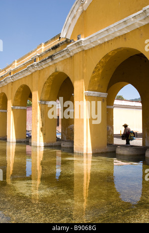 Archi giallo del pubblico servizio lavanderia o lavadero Tanque de La Unión All'estremità est di el Parque de la Unión Antigua Guatemala Foto Stock