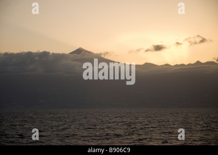 Il Teide con i primi raggi di luce prima di sunrise è fotografato dal traghetto (Tenerife, Isole Canarie, Spagna). Foto Stock