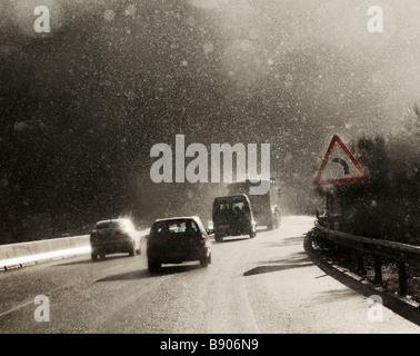 Il traffico su autostrada wintery in temporale Foto Stock