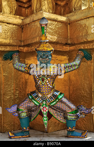 Thailandia, Bangkok, Grand Palace e il Tempio del Buddha di Smeraldo, Yaksha il supporto di golden chedi Foto Stock