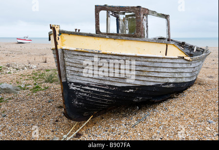 Un filamento abbandonata la pesca in barca a Dungeness nel Kent, Regno Unito; questa spiaggia è disseminato di relitti di dismesse imbarcazioni da pesca. Foto Stock