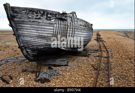 Relitto di un abbandonato barche da pesca sulla spiaggia di ciottoli di Dungeness in Kent, Regno Unito Foto Stock