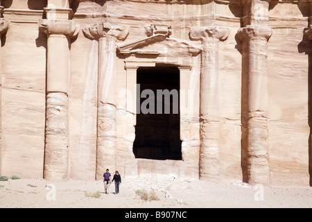 Due turisti sopraffatte dalla porta al monastero, Petra, Giordania Foto Stock