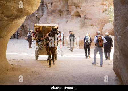 Turisti e un cavallo e un carrello in Siq, l'ingresso di Petra, Giordania Foto Stock
