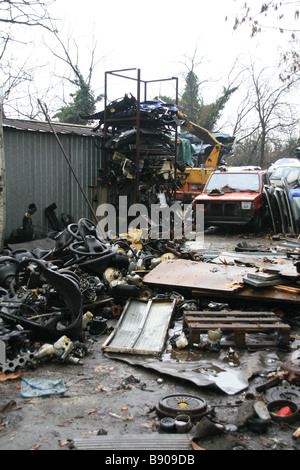 Impilati pezzi di ricambio di automobili e gli interruttori in cantiere di scarto Foto Stock