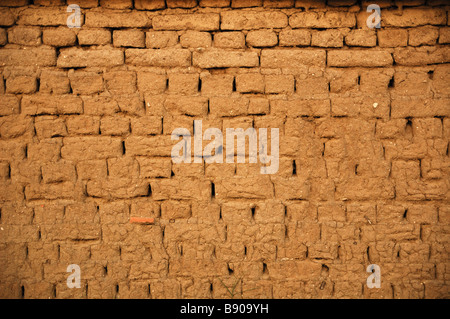 Parete di sfondo fatta di mattoni di fango Foto Stock