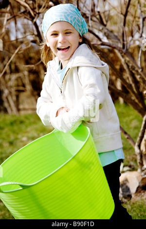 Una bambina nel giardino della Svezia. Foto Stock