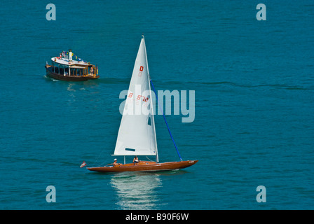 Imbarcazione a vela in legno e battello a vapore sul Lago di Costanza Baviera Germania | Segelboot aus Holz und Dampfschiff auf dem Bodensee, Bayern Foto Stock