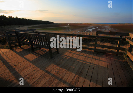 La vista sulla baia di Holkham sulla costa di Norfolk nel tardo pomeriggio di sole. Foto Stock