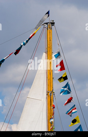 Montante di nave con mare vacanze bandiere Foto Stock