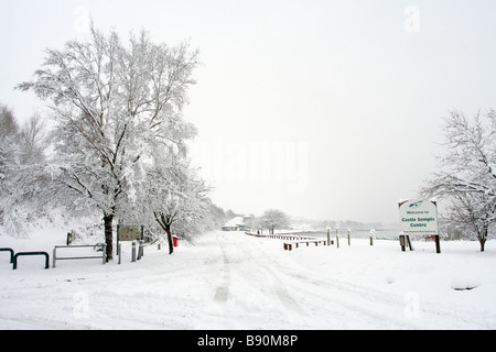 Neve invernale al Castle Semple Country Park, Lochwinnoch, Renfrewshire, Scozia, Regno Unito Foto Stock