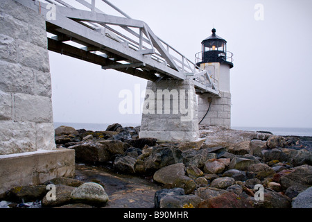 Marshall Point Lighthouse guarda oltre l'Oceano Atlantico su un inverno nevoso giorno. Foto Stock