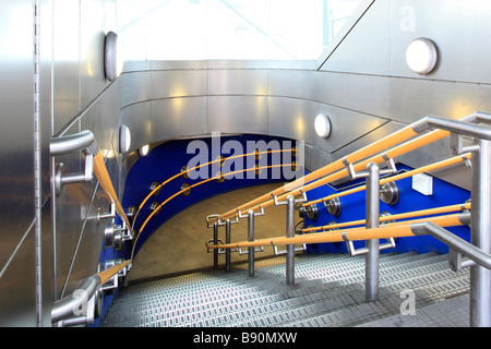 Scale presso la stazione della metropolitana di Aldgate East Foto Stock