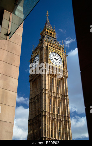 La torre di Elizabeth o Big Ben presso il Palazzo di Westminster a Londra visto da Portcullis House. Mar 2009 Foto Stock