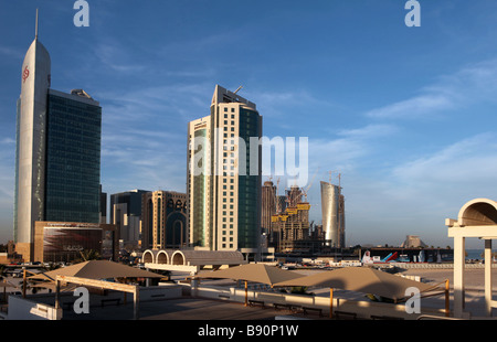 Una vista attraverso l'emergente quartiere commerciale a Doha in Qatar a ciò che potrebbe essere la fine del boom edilizio Marzo 2009 Foto Stock