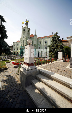 TOWN HALL & MONUMENTO MUKACHEVO MUKACHEVO Ucraina Ucraina 23 Agosto 2007 Foto Stock