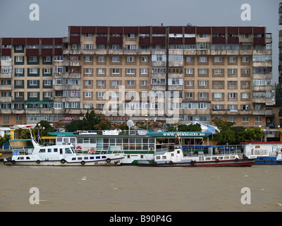 Europa Romania Tulcea apartmentbuildings al waterfront del Danubio Foto Stock