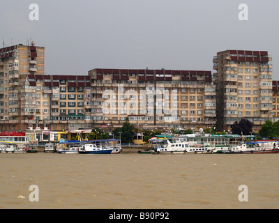 Europa Romania Tulcea apartmentbuildings al waterfront del Danubio Foto Stock