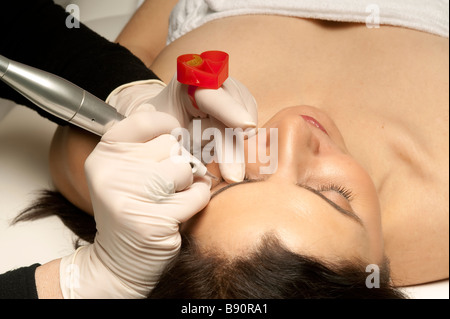 Micro-pigmentazione procedura per le sopracciglia trucco permanente Foto Stock