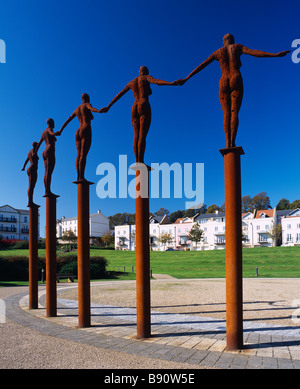 Arco di Angeli scultura dell'artista Rick Kirby a Port Marine, Portishead, Somerset, Inghilterra. Foto Stock