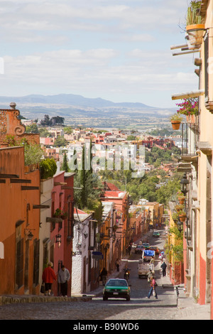 In ciottoli colorati e strada collinare in San Miguel De Allende, Messico Foto Stock