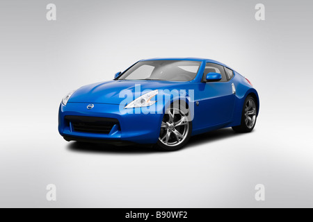 2009 Nissan 370Z SPORT 6MT in blu - Vista anteriore angolare Foto Stock