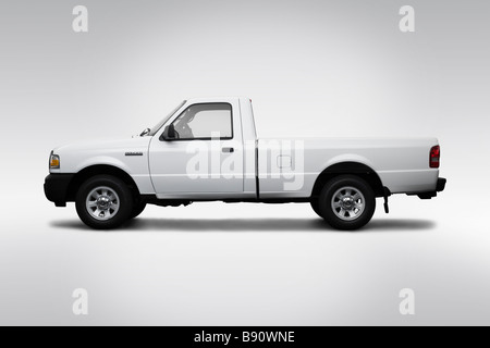 2009 Ford Ranger XL in bianco - Driver Profilo laterale Foto Stock