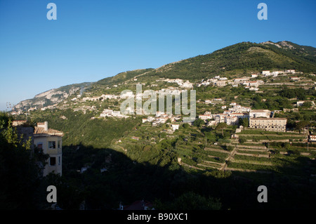 La vista dalla piscina dell'Hotel Caruso a Ravello sulla Costiera Amalfitana in Italia Foto Stock
