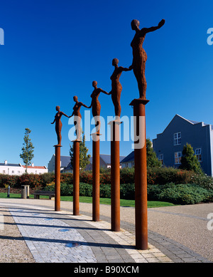 Arco di Angeli scultura dell'artista Rick Kirby a Port Marine, Portishead, Somerset, Inghilterra. Foto Stock