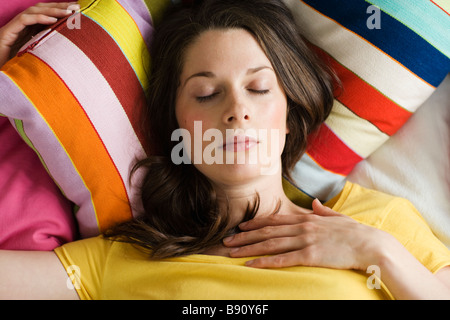 Una donna scandinavi che stabilisce nel letto. Foto Stock