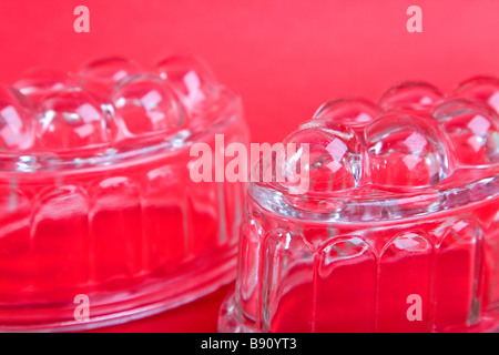 Posto di stampo tradizionale bicchiere old fashioned stampo per gelatine con sfondo rosso Foto Stock