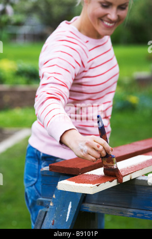 Una donna dipinto nel giardino della Svezia. Foto Stock