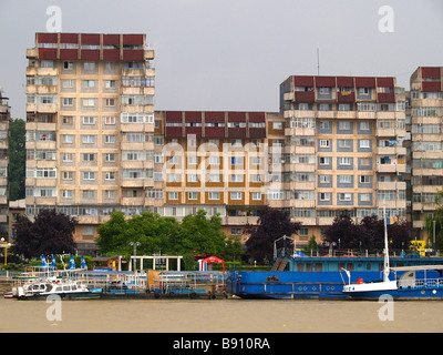 Europa Romania Tulcea apartmentbuildings al waterfront del Danubio Foto Stock