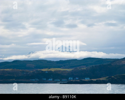 Montagne in lontananza si vede dal Mull ferry Foto Stock