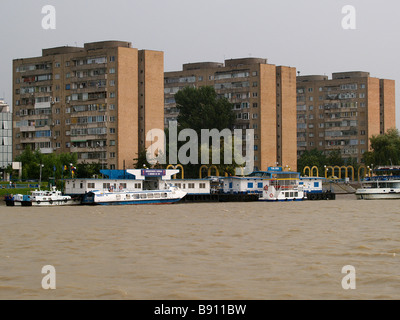 Europa Romania Tulcea apartmentbuildings al waterfront del Danubio Foto Stock