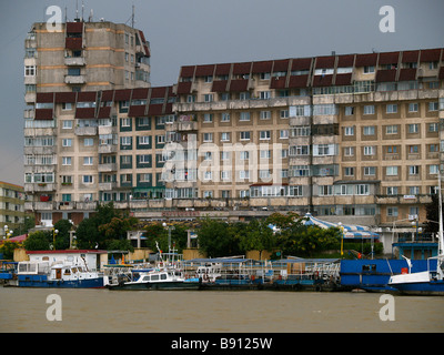 Europa Romania Tulcea apartmentbuildings a waterfront del Danubio Foto Stock