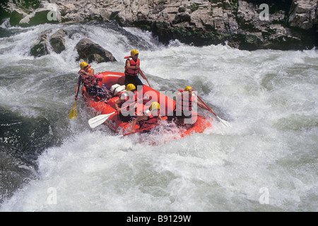 Acqua bianco rafters scatta l'acqua bianca della forcella del nord del fiume Payette nelle Montagne Rocciose Foto Stock