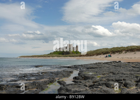 Il castello di Bamburgh visto dalla spiaggia in Northumbria England Regno Unito Foto Stock