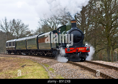 Great Western Railway Dukedog classe 4-4-0 9017 Earl di Berkeley a ferrovia Bluebell Sussex nord di Horsted Keynes Feb 2009 Foto Stock