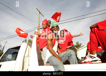 I sostenitori di Antigua Labour Party su un rally prima delle elezioni generali tenutesi il 12 marzo 2009 Foto Stock