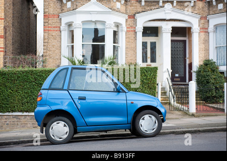 G-Wiz elettrico auto parcheggiata in una strada residenziale a Londra Foto Stock