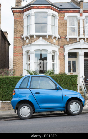 G-Wiz elettrico auto parcheggiata in una strada residenziale a Londra Foto Stock