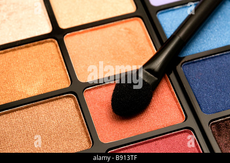 Dettaglio di un eye shadow con una spazzola Foto Stock