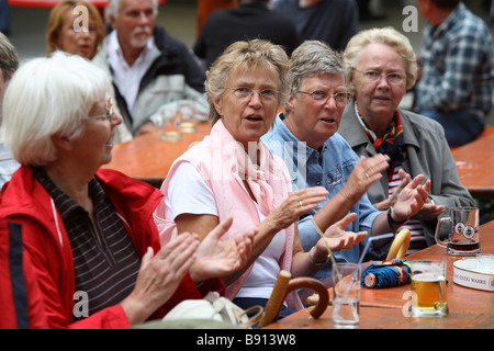 Le donne anziane durante un festival di Kiel, Germania Foto Stock